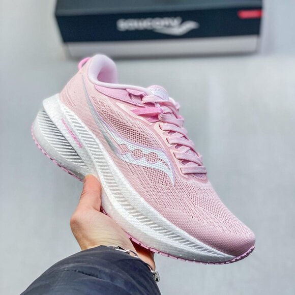 Saucony Triumph 21 Low-Top Pink Running Shoes - Main Image